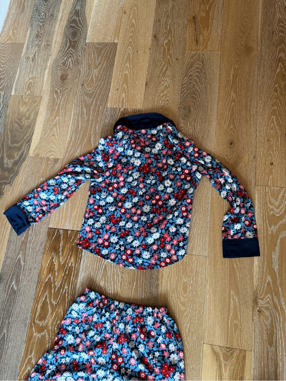 Kate Spade Daisy Long Pajama Set featuring a floral pattern - Picture 7 of 8